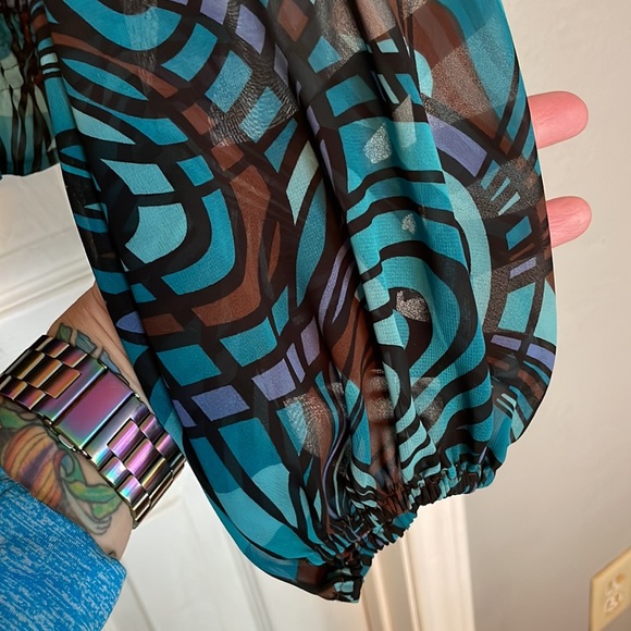 Bisou Bisou rouged v-neck top! Beautiful colors! - Picture 5 of 6